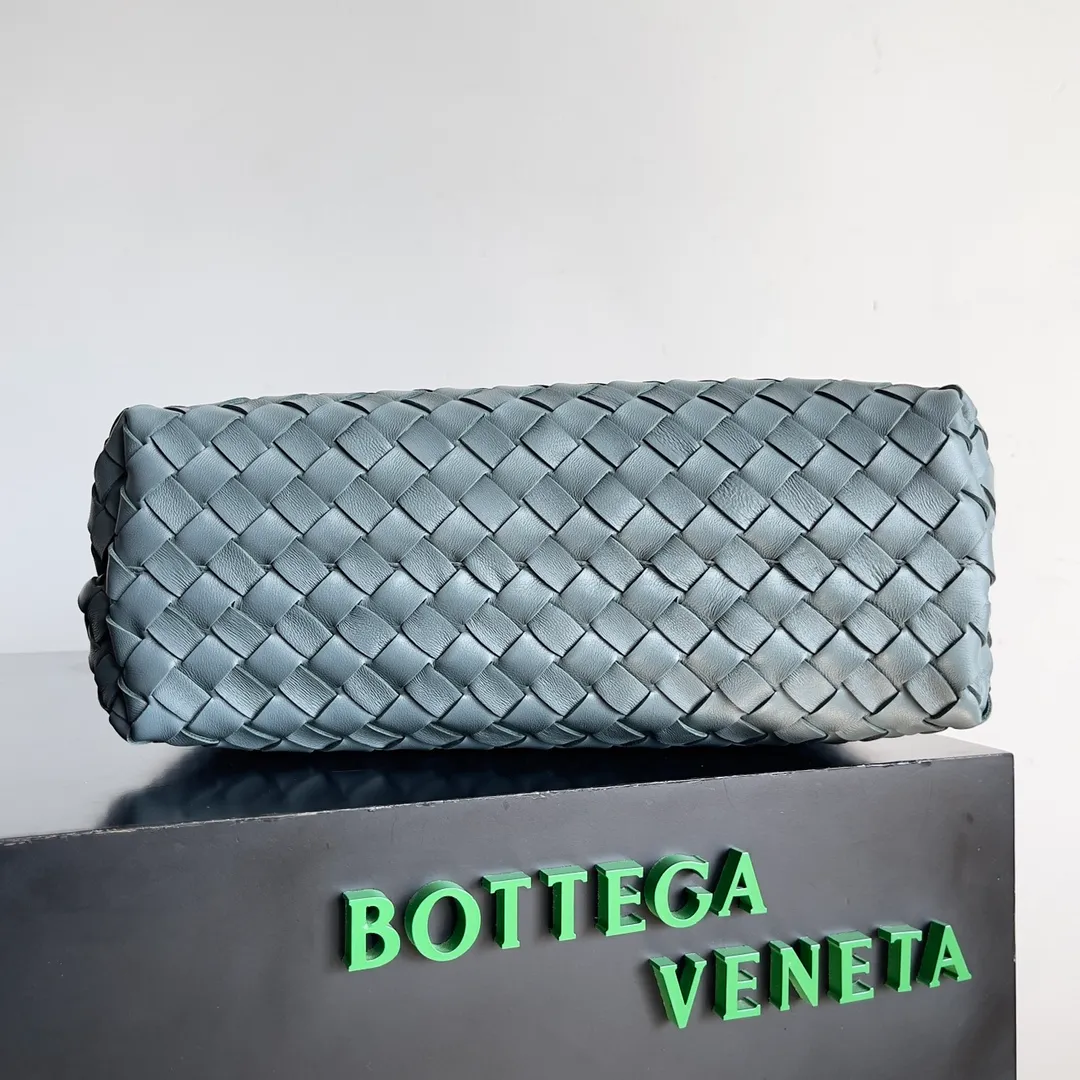 The 2023 new Andiamo batch of 2260 BV has been shipped‼ ️Really popular🔥The new Andiamo woven handbag launched by Bottega Veneta this season is really popular all over the world! ! Celebrities at home and abroad have worn it, and Oscar-winning actress Michelle Yeoh has taken it out on the street. Song Jia, Trai Yara, Yu Feihong, Sanji Ayaka, Rosie Hunting-Whiteley, Yoshioka Riho, etc. have all picked up this bag. It is classic and versatile, showing off its temperament, and the bag capacity is also large, which is very convenient for daily commuting! ! A variety of carrying methods, the shoulder straps can be adjusted by yourself, the original lambskin feels soft and delicate, and the unisex style breaks the gender boundaries and brings a more practical and long-lasting use experience. Andiamo, which has both elegant and casual styles, perfectly interprets the true appearance of "fashionable old money style". Style number: 743572 Size: 32*24*12